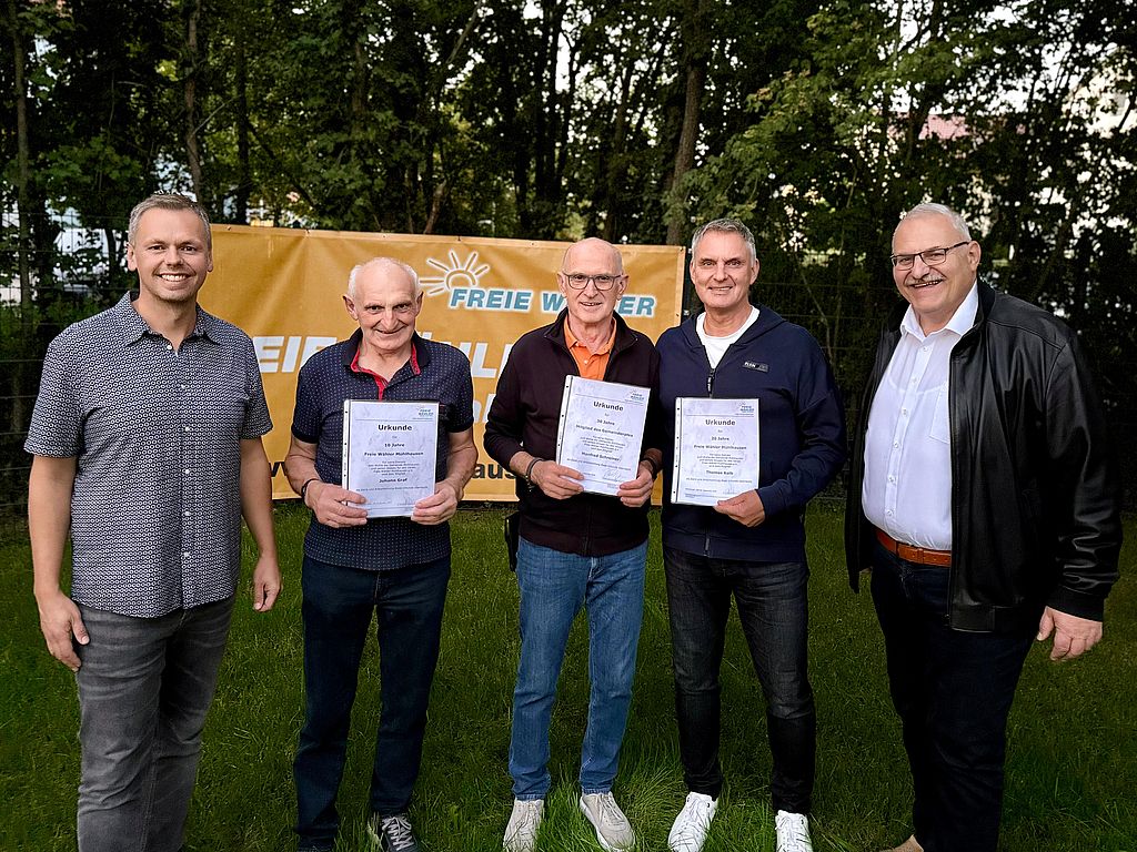 Foto auf dem Gelände des TC Mühlhausen. Banner der Freien Wähler im Hintergrund und folgenden Personen von links beginnend: René Meyer, Johann Graf (10 Jahre Mitgliedschaft), Manfred Schreiner (30 Jahre Gemeinderat Mühlhausen), Thomas Kolb (20 Jahre Mitgliedschaft) und Christian Graf
